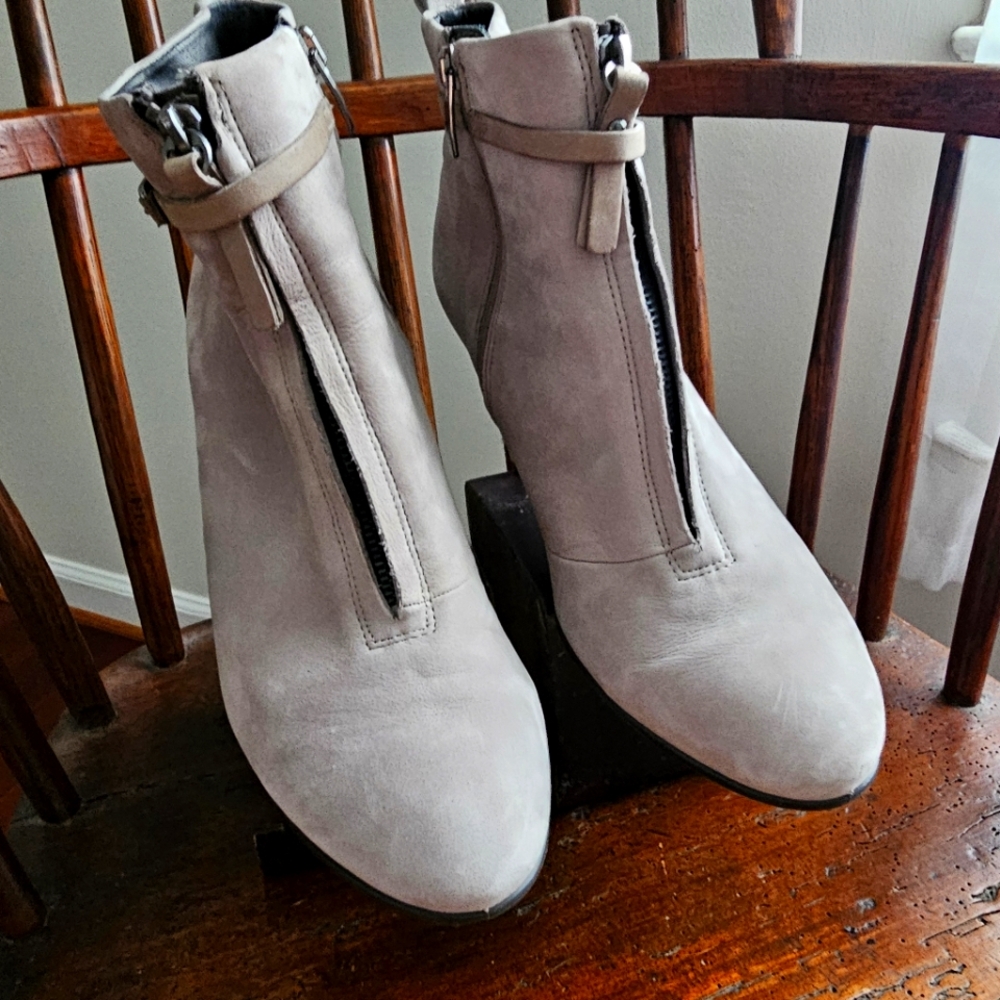 Ecco Sz 9 Stylish Gray Ankle Boots